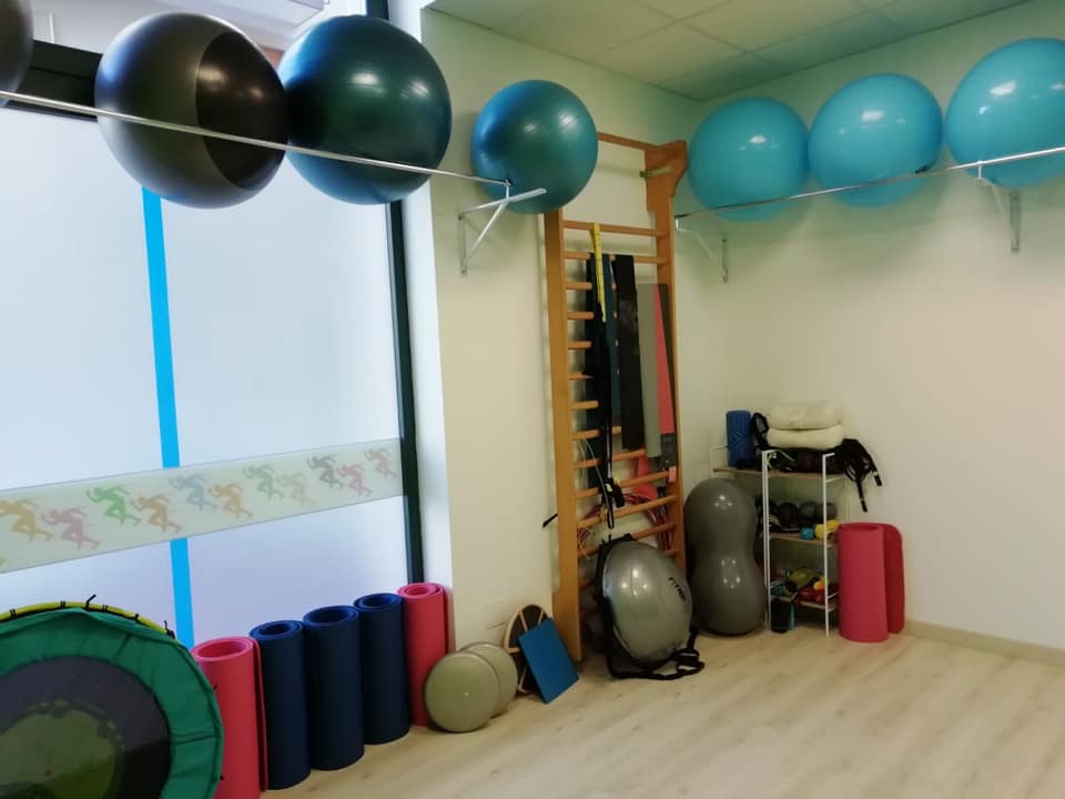 Palestra riabilitativa con fitball, tappetini e spalliera